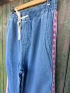 Label of love, side detail Jean