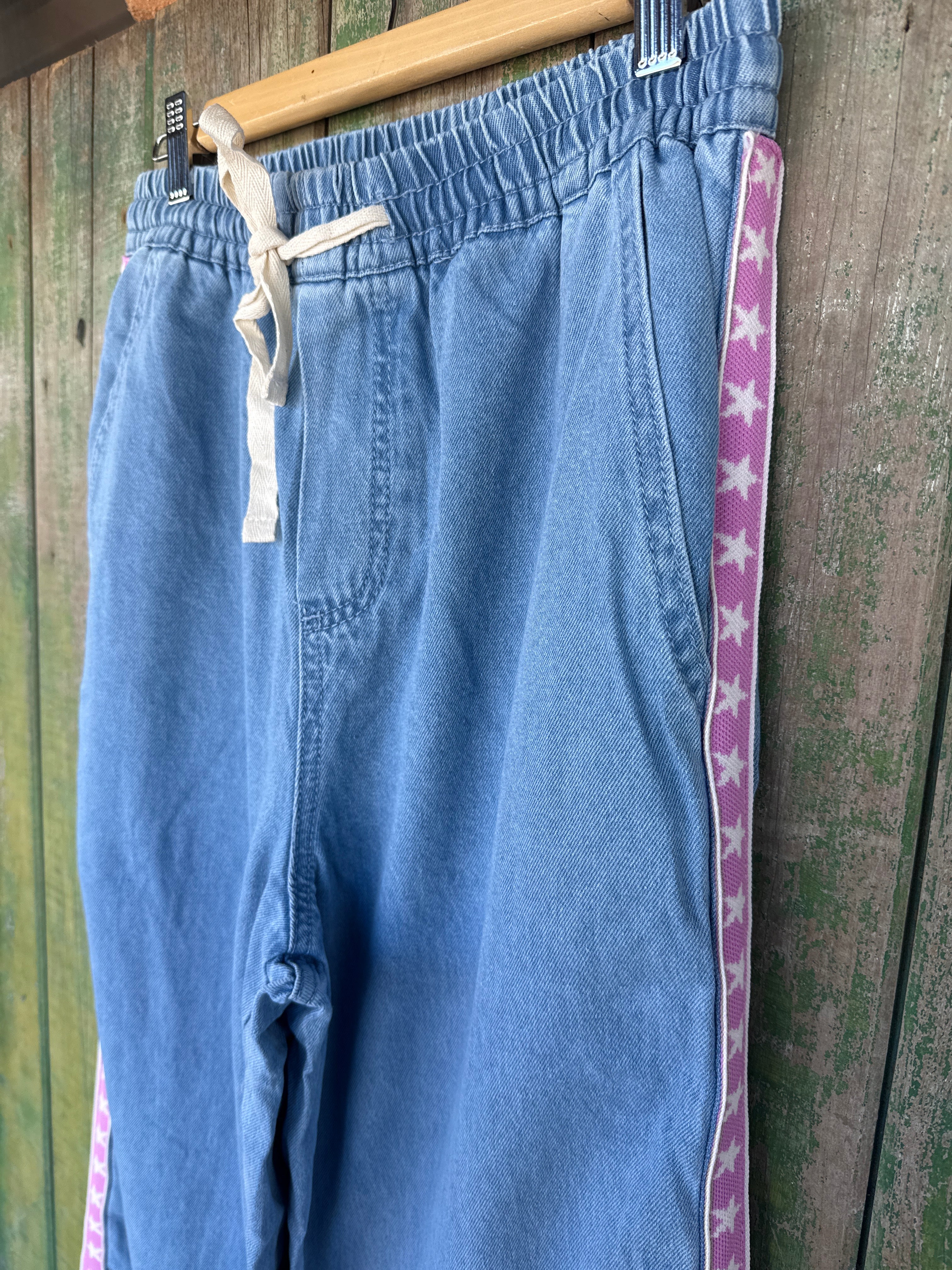 Label of love, side detail Jean