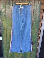 Label of love, side detail Jean