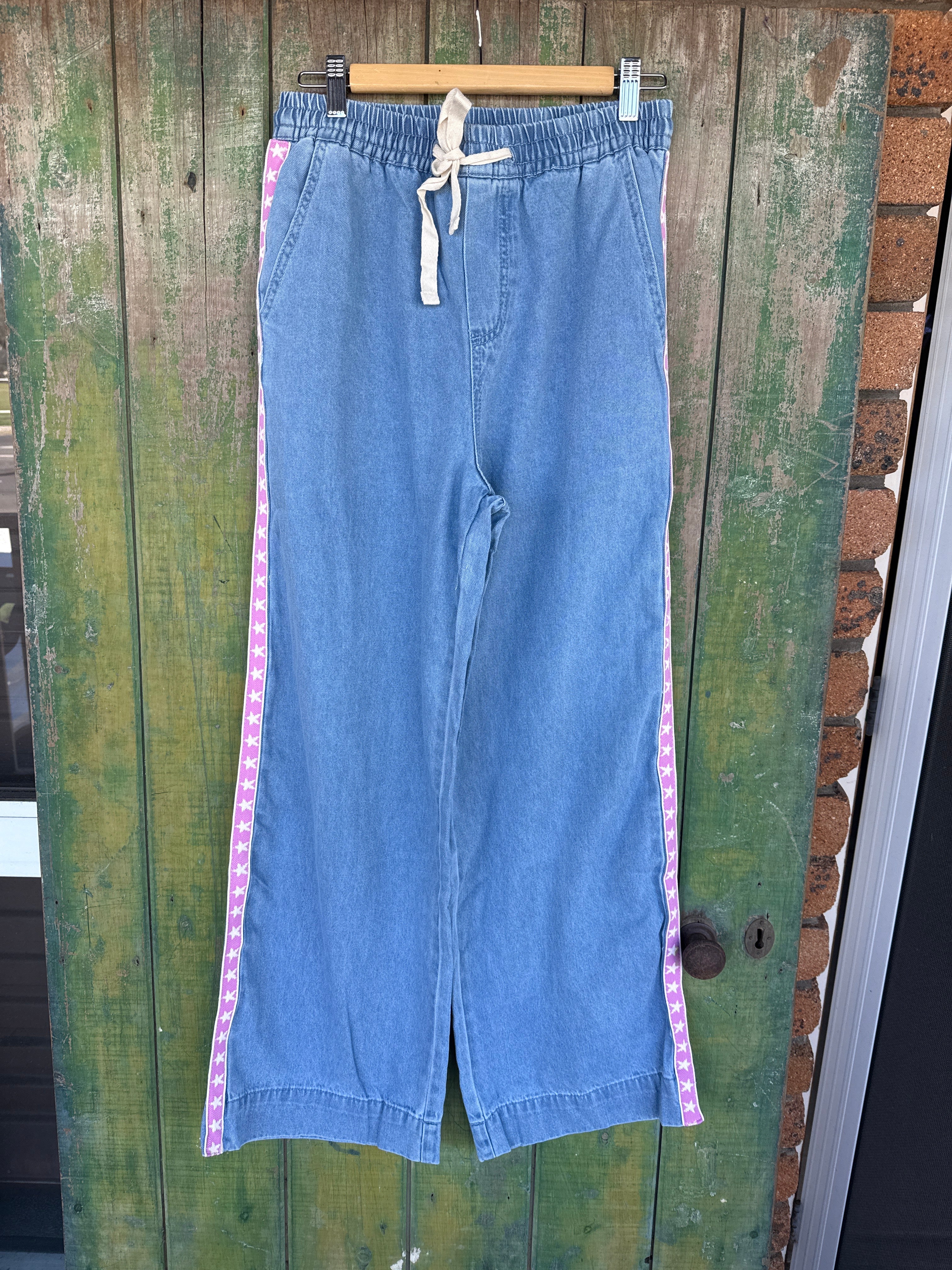 Label of love, side detail Jean